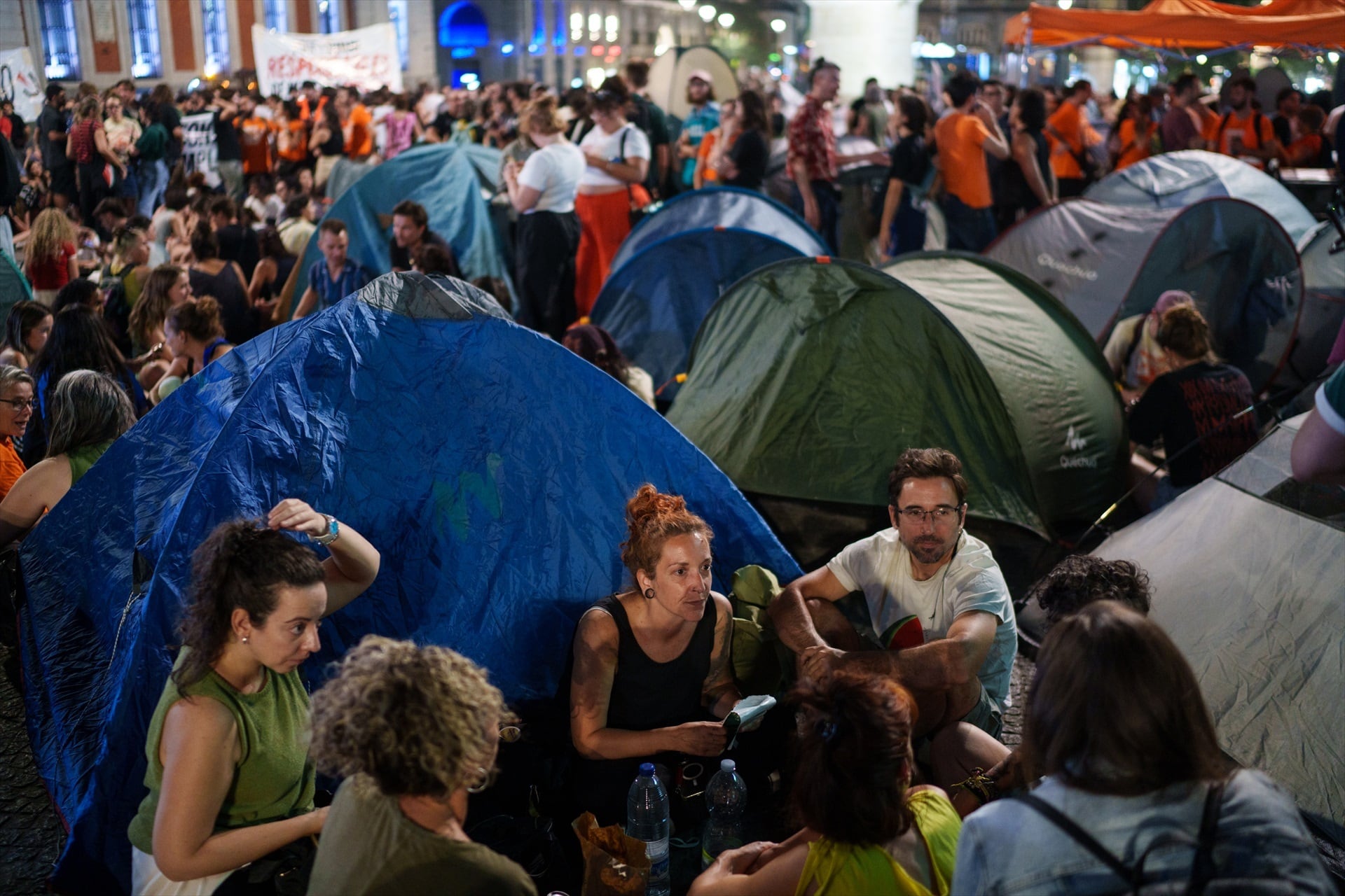 Acampada improvisada en la Puerta del Sol tras la manifestación contra el desahucio de Maricarmen. (Matias Chiofalo / Europa Press)