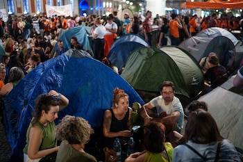 Acampada improvisada en la Puerta del Sol tras la manifestación contra el desahucio de Maricarmen. (Matias Chiofalo / Europa Press)