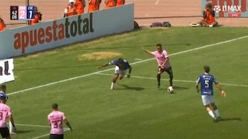 Christian Cueva volvió a sacar la magia: espectacular jugada que dejó en el piso a defensor en Sport Boys vs Cienciano
