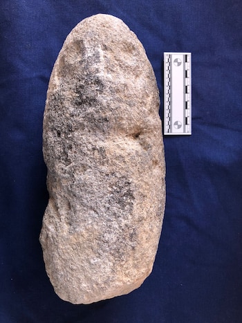 Además de una escultura en