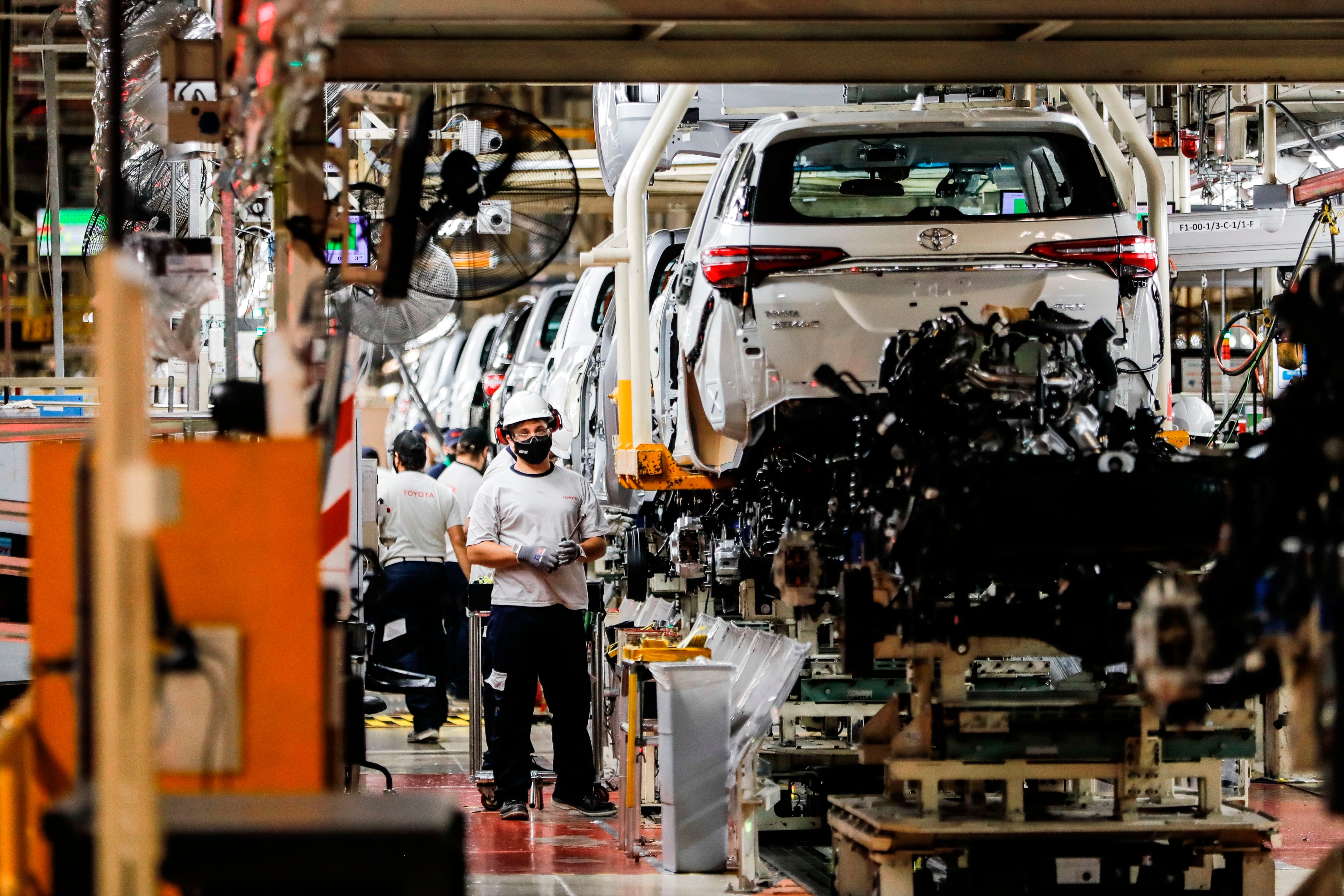 Obreros trabajando en una planta automotriz de la Argentina (EFE/Juan Ignacio Roncoroni/Archivo)