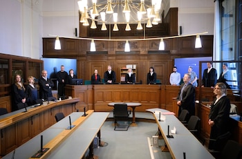 Desde la izquierda, los abogados