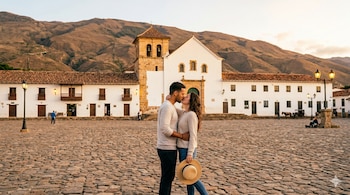 En Villa de Leyva, la plaza principal adoquinada y los callejones silenciosos brindan un entorno colonial único para besos y paseos nocturnos - crédito (Imagen Ilustrativa Infobae)