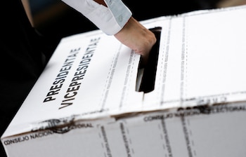 Un funcionario del Consejo Nacional Electoral (CNE) transporta una urna electoral durante una jornada de votación anticipada, que consiste en llevar las urnas a los hogares de personas mayores y con discapacidad antes de la segunda vuelta de las elecciones presidenciales del domingo, en Guayaquil, Ecuador, el 11 de abril de 2025. REUTERS/Daniel Becerril