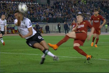Trent Alexander-Arnold mano vs Roma