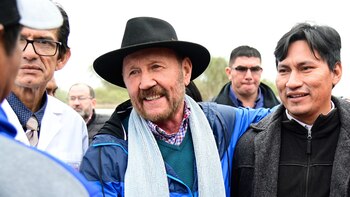 Con sombrero y estilo campechano,