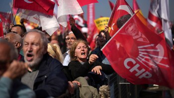 Los manifestantes gritan consignas a