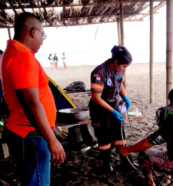 Condiciones marítimas adversas obligaron al rescate de bañistas en Playa La Barqueta, en Chiriquí. Tomada de X