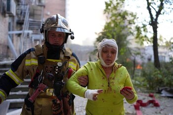 Civiles ucranianos heridos son asistidos