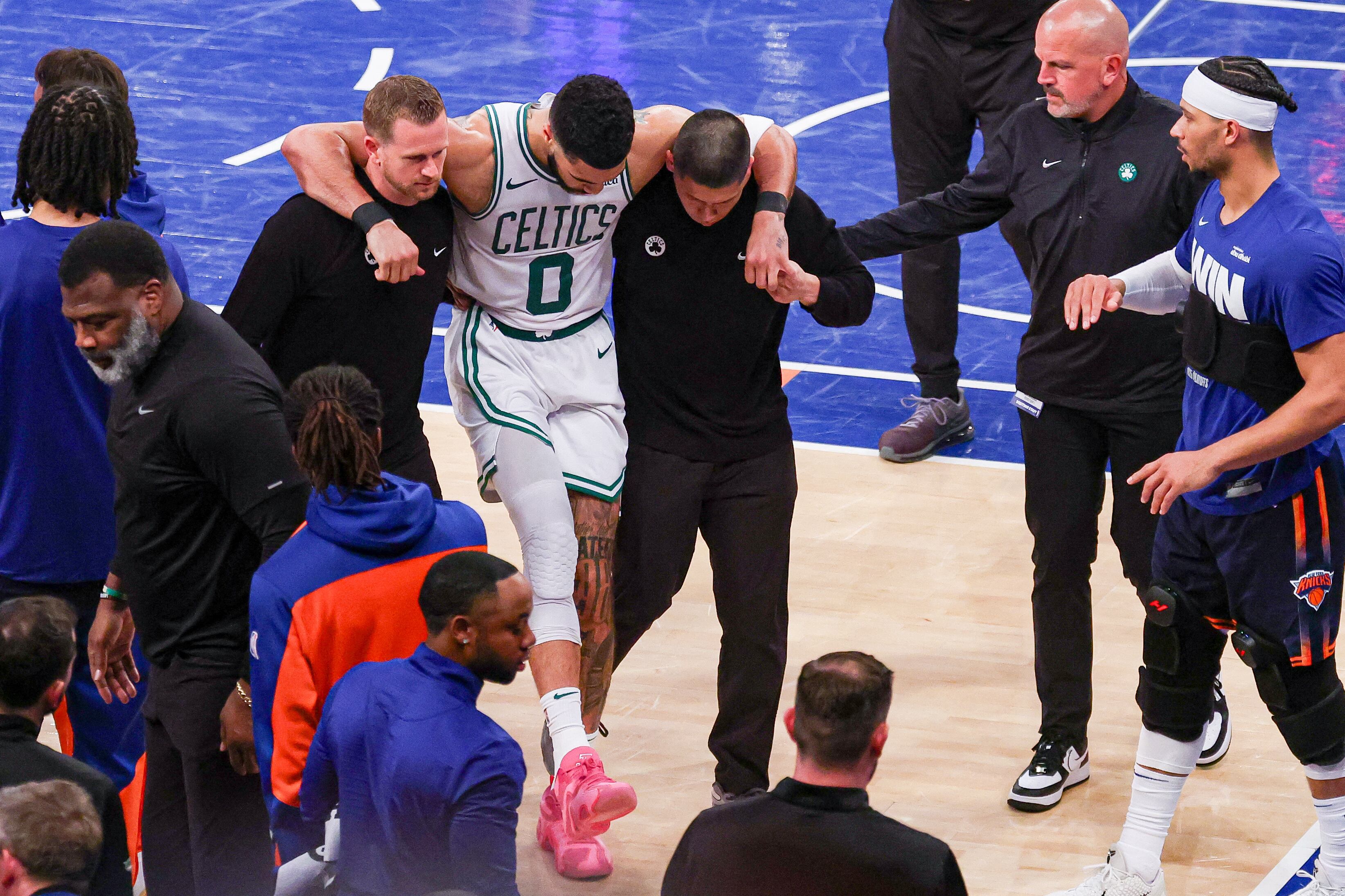 Así fue retirado Jayson Tatum tras la dura lesión en el final del partido entre Boston Celtics y New York Knicks en los playoffs de la NBA (Vincent Carchietta-Imagn Images)
