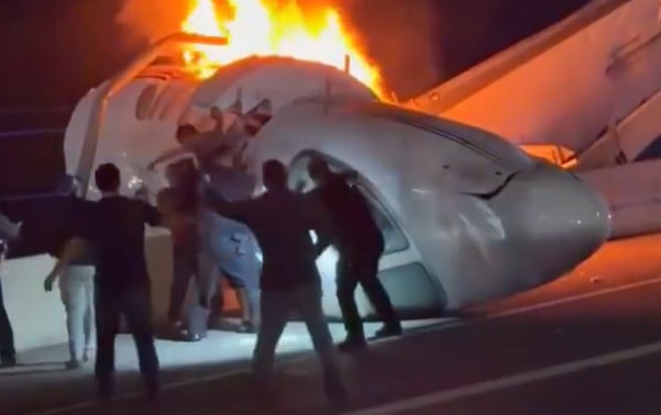 El accidente aéreo en Laredo obligó al cierre total de la Loop 20 por el derrame de combustible y las tareas de rescate e investigación (Zarya Garza vía Turbine Traveller)