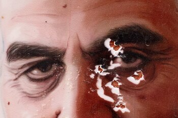 Un mural destrozado del difunto