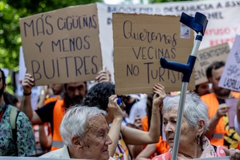 Varias personas durante la manifestación en defensa del derecho al acceso a la vivienda el 24 de mayo en Madrid. (Ricardo Rubio / Europa Press)
