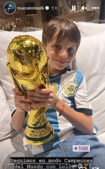 Lorenzo Tinelli levantando la Copa