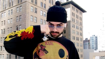 Es joven, hijo de un