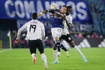 Leonardo Castro en la foto, disputando la pelota con dos jugadores del Once Caldas - crédito Mariano Vimos / Colprensa