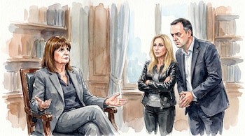 Ilustración acuarela de Patricia Bullrich sentada gesticulando, frente a Karina Milei y un hombre de pie en una oficina con estanterías y una ventana.