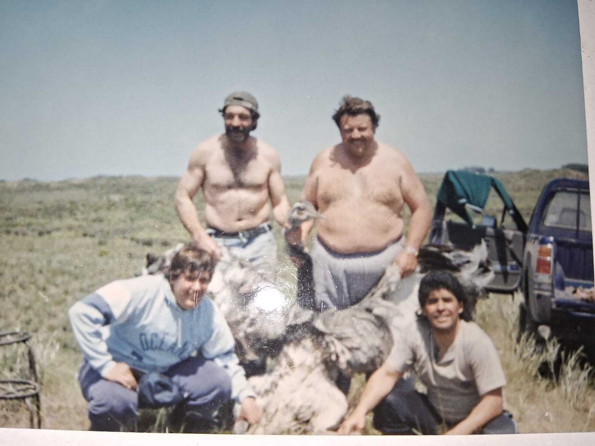 Diego y Martín (abajo amgos) de caza por los campos cercanos a Oriente