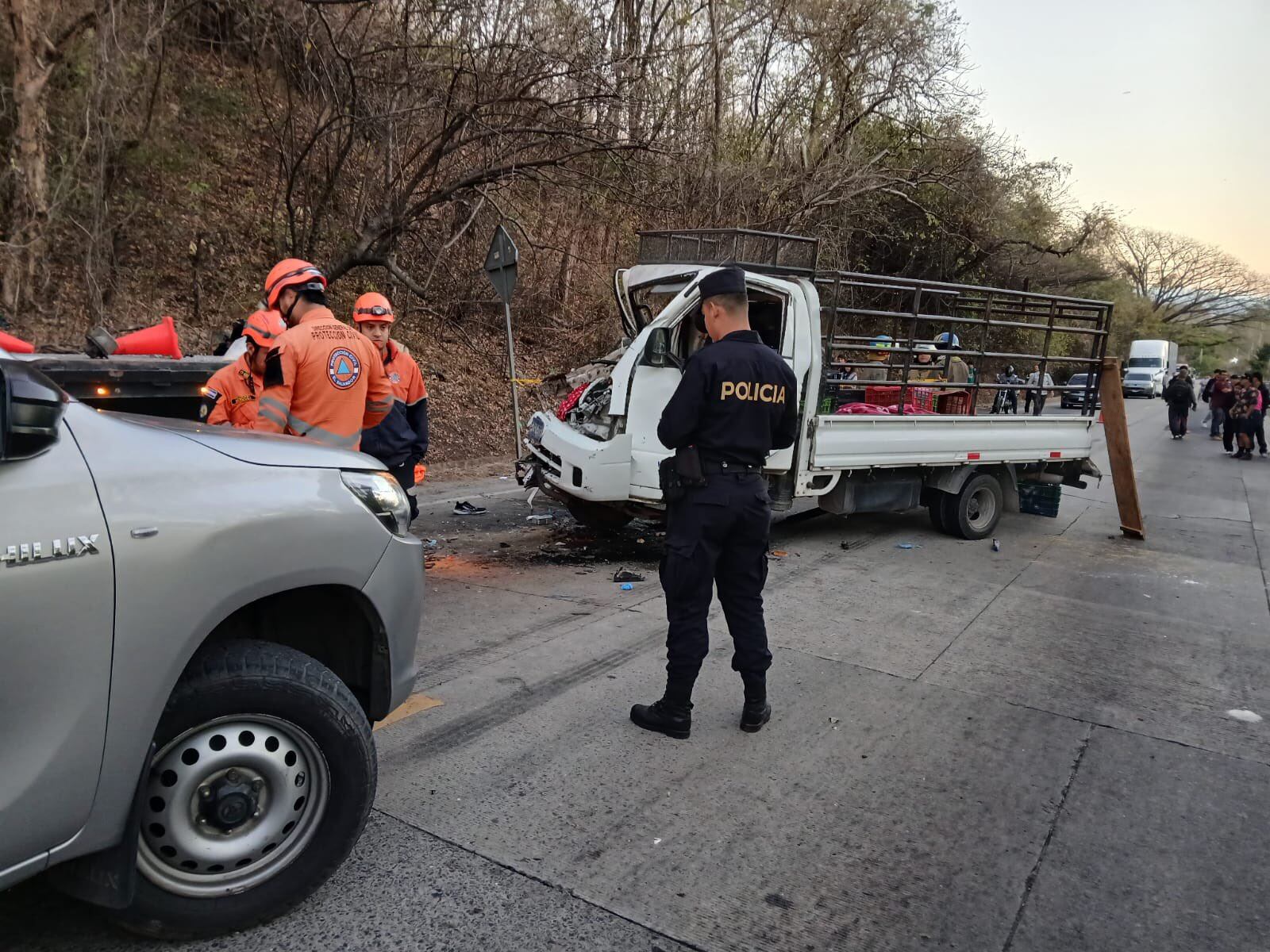 La mañana de este sábado en el kilómetro 77 de la carretera que conecta Metapán con Santa Ana, un accidente involucró a una motocicleta, un vehículo particular y un camión. (Foto cortesía PNC).