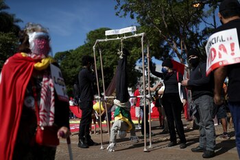 Una representación de Bolsonaro colgado