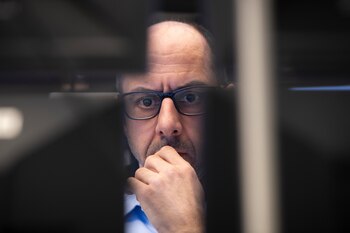 12/03/2020 12 March 2020, Hessen, Frankfurt_Main: A stock trader looks at monitors in the trading room of the Frankfurt Stock Exchange. Germany's DAX index of 30 blue-chip companies has dropped below 10,000 points for the first time since mid-2016. Photo: Boris Roessler/dpa
ECONOMIA INTERNACIONAL
Boris Roessler/dpa