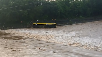 Un autobús que transitaba de Izabal a Ciudad de Guatemala cae al río Túnico y deja a más de 20 asistidos