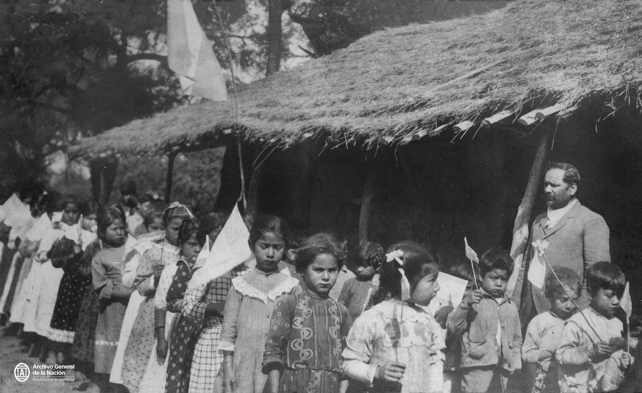 Formación de alumnos y alumnas en la escuela Nº11 de El Chorro, Formosa 1911. Foto: Archivo General de la Nación / Secretaría de Cultura de la Nación.