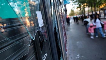 Policía de París denuncia saqueos y anuncia arresto de 108 personas en las últimas tres horas del domingo