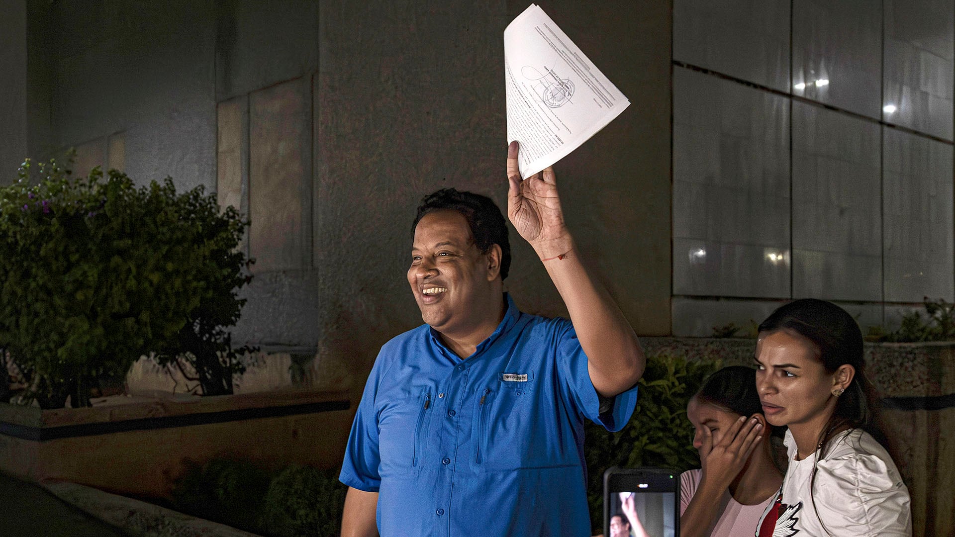 El ex alcalde de Maracaibo Rafael Ramírez Colina reacciona a las afueras del Palacio de Justicia de Maracaibo (EFE/Henry Chirinos)