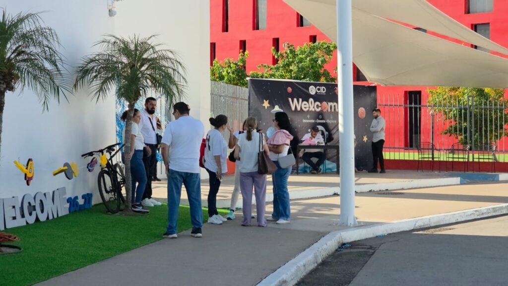 Los padres se manifestaron afuera de las instalaciones, y dijeron que muchos más familiares los apoyan pero no podían acudir por trabajo.
Foto: Los Noticieristas