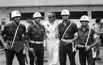 El piloto alemán Hans-Joachim Stuck "cuatodiado" por soldados en la calle interna de los boxes de Buenos Aires durante un GP de F1 (Gentileza Alejandro de Brito)
