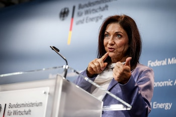La ministra de Economía alemana, Katherina Reiche, ofrece una declaración a los medios en Berlín, Alemania, el 16 de abril de 2026 (Reuters)