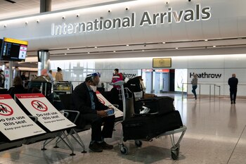 Pasajeros en la terminal de