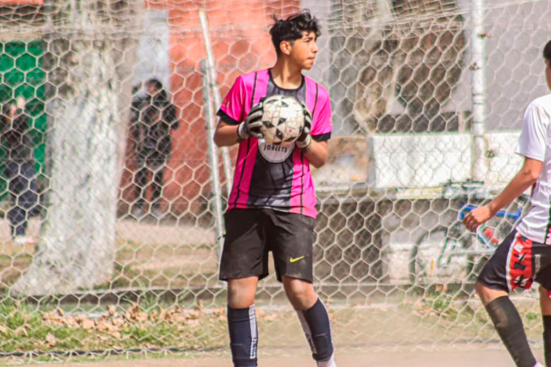 Lautaro Maineri era arquero en un equipo de fútbol local