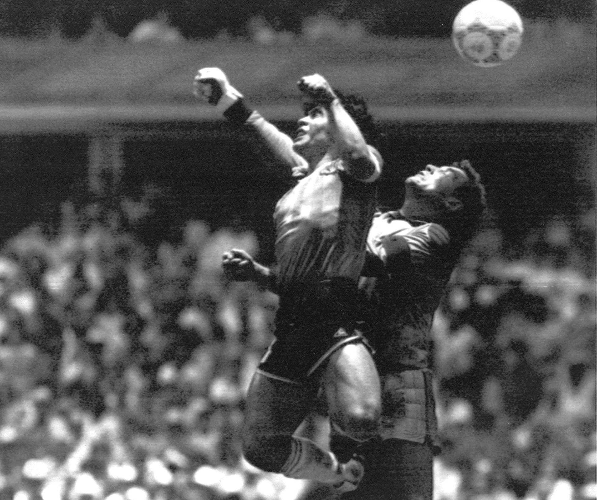 Testimonios inéditos de jugadores ingleses en el documental resaltan la admiración mundial por Diego Maradona y su histórico gol (AP Photo/El Grafico, Buenos Aires, File)
