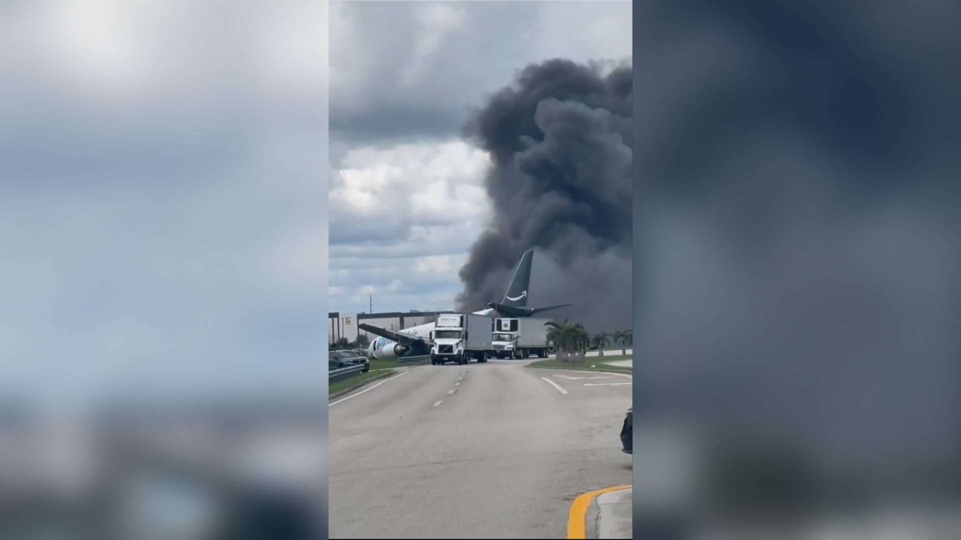 Una columna de humo se eleva sobre el Aeropuerto Internacional de Miami después de que el avión de carga se incendiara tras salirse de la pista (EFE/ Rastreo de Redes)