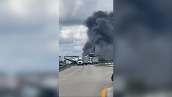 Captura de video tomada de rastreo de redes del accidente de un avión de carga con el logotipo de Amazon que se estrelló al salirse de la pista después de aterrizar este domingo, en el Aeropuerto Internacional de Miami (EE.UU.). EFE/ Rastreo de Redes