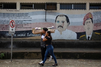 Nicaragüenses pasan frente a un