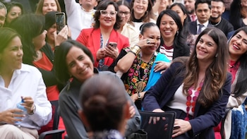 Claudia Sheinbaum compartió con connacionales mexicanos en la embajada de Barcelona. (Foto: Presidencia)