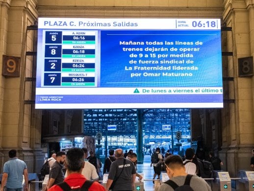El Gobierno utilizó las pantallas de las estaciones de trenes para anunciar el paro de La Fraternidad
