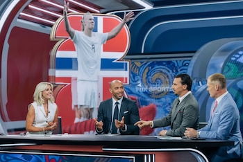 Alexi Lalas trabaja en un panel con figuras de la talla de Zlatan Ibrahimović o Thierry Henry (@rebeccalowetv)