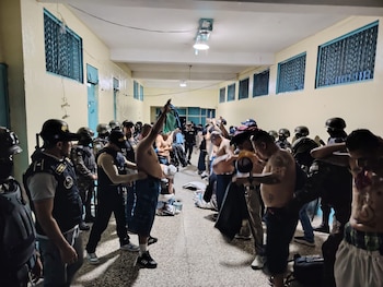 La intervención en Fraijanes II buscó desarticular redes de extorsión, aislar objetos ilícitos y asumir el control total del penal. (Cortesía: Ejército de Guatemala)