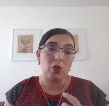 En una videoconferencia, la psicóloga