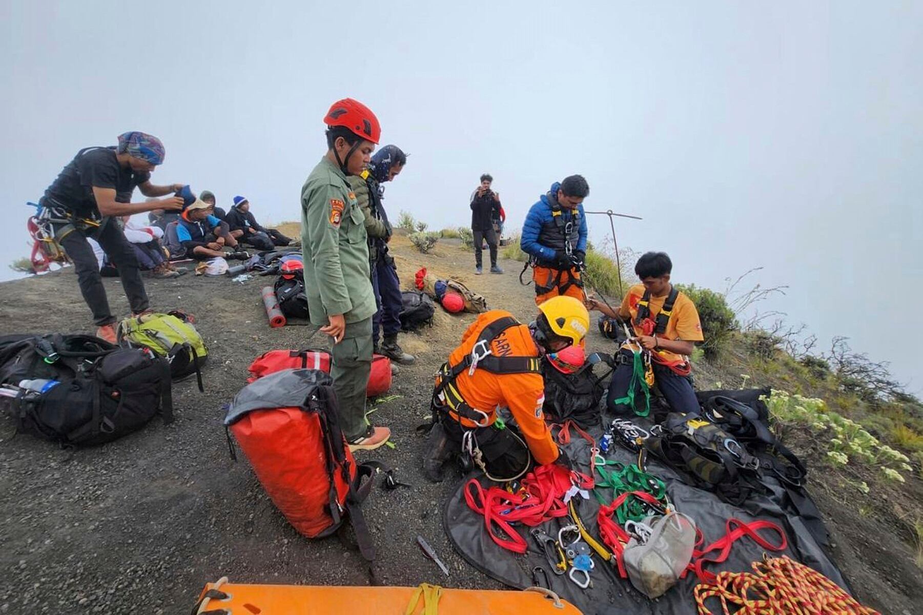 El 24 de junio del 2025, los rescatistas preparándose para tratar de rescatar a la turista brasileña Juliana Marins que se cayó del Monte Rinjani en Lombok, Indonesia. (BASARNAS via AP)