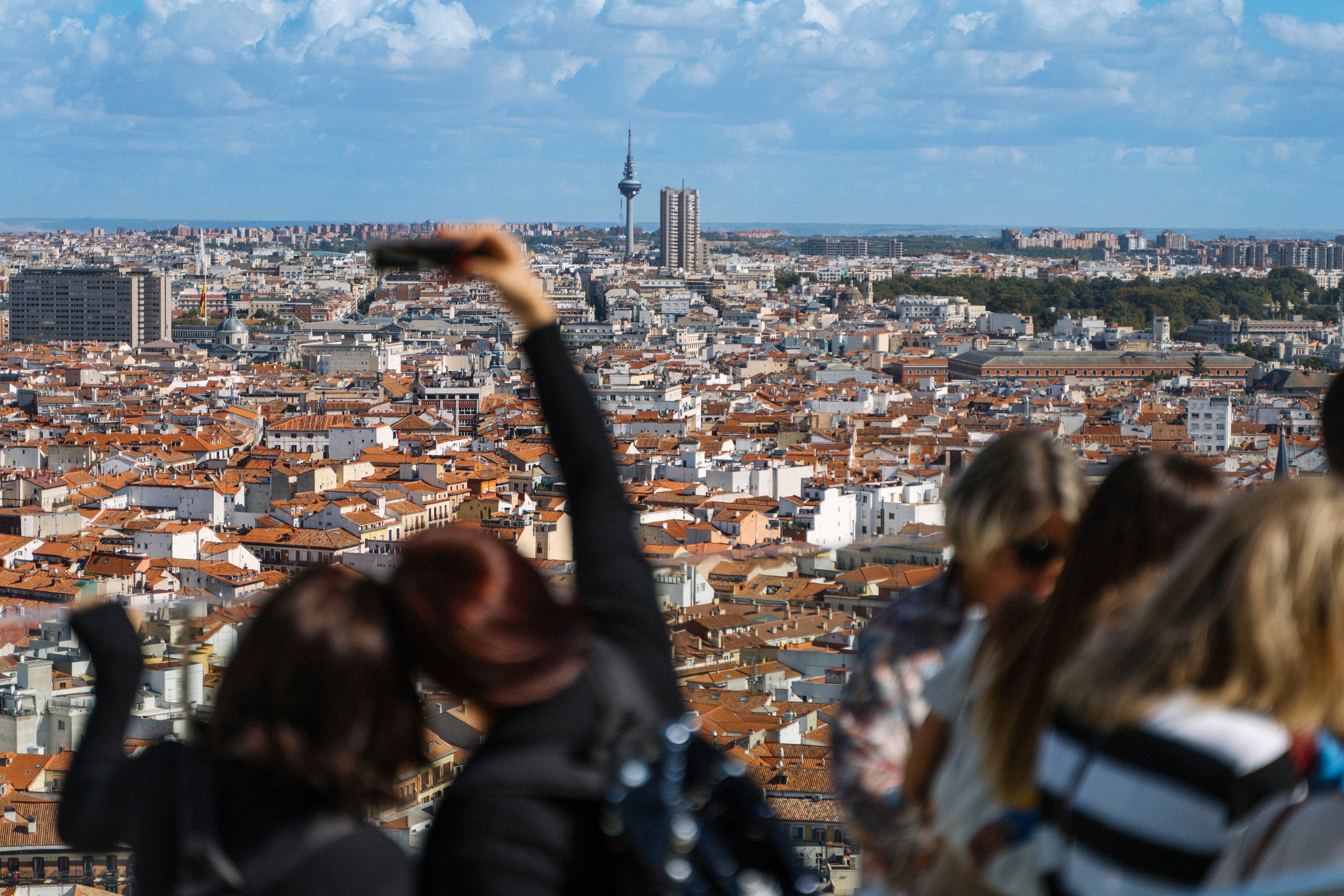 Un grupo de turistas se hace un selfie desde una azotea de Madrid.