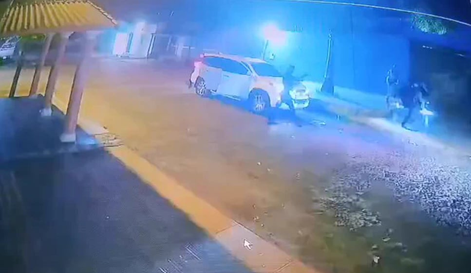 El momento en que hombres armados irrumpen en la vivienda (Captura)