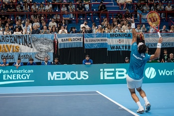 Thiago Tirante saca durante su partido ante Mert Alkaya, de Turquía, por la Copa Davis (Crédito: Omar Rasjido / Prensa AAT)