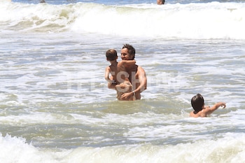 Abrazo al cuello y sonrisa