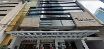 La entrada de la Twist Tower, donde Enrique Blaksley y su organización compraron 9 departamentos