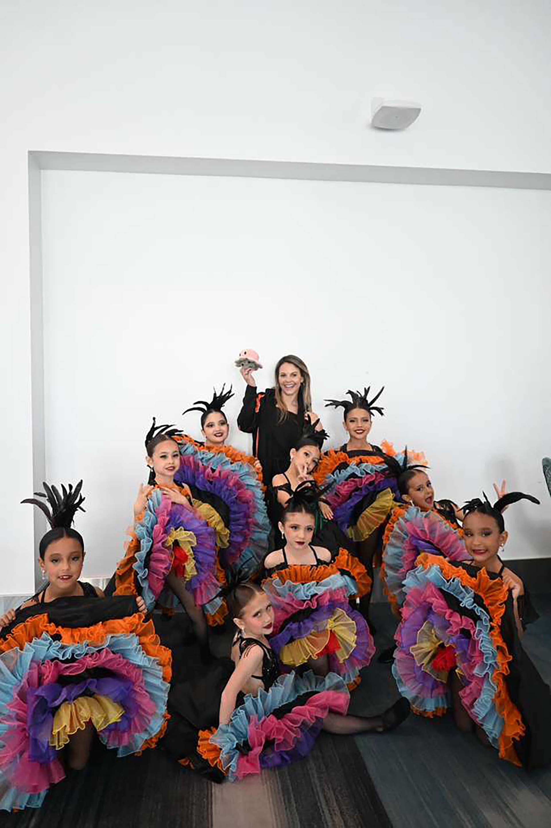 Natali en compañía de sus alumnas de danza